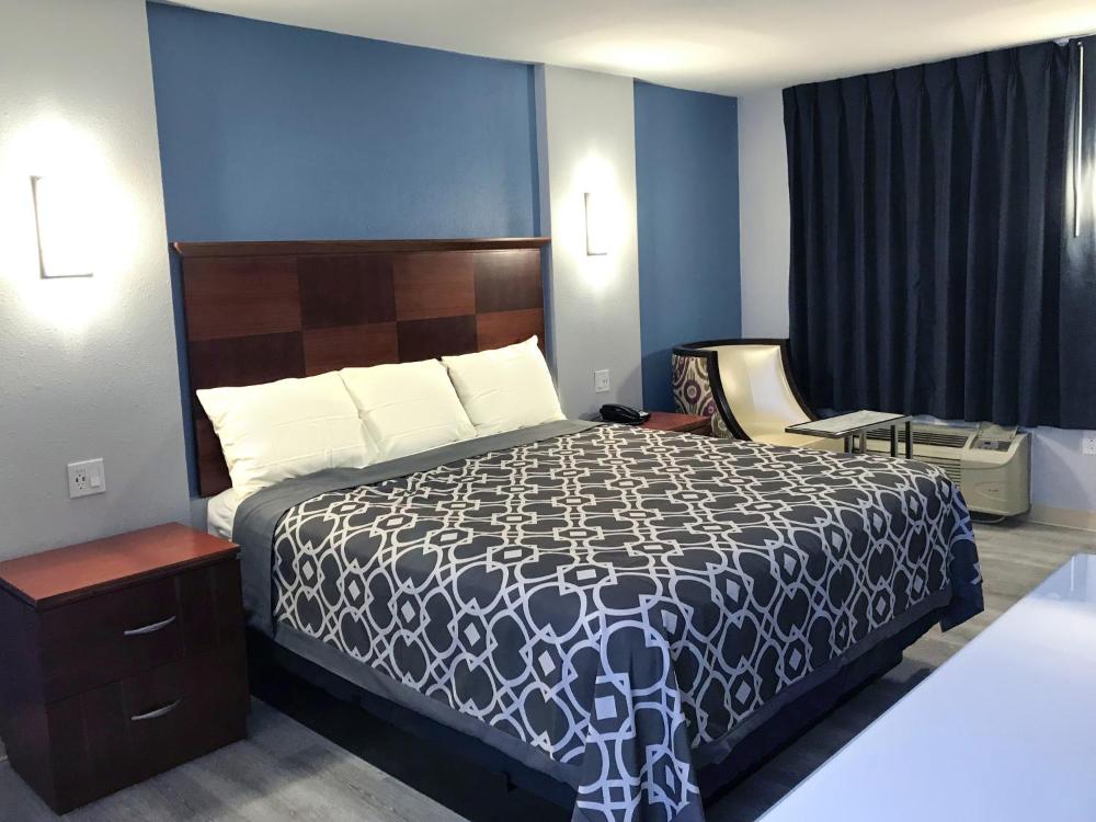 King Room - Non-Smoking interior